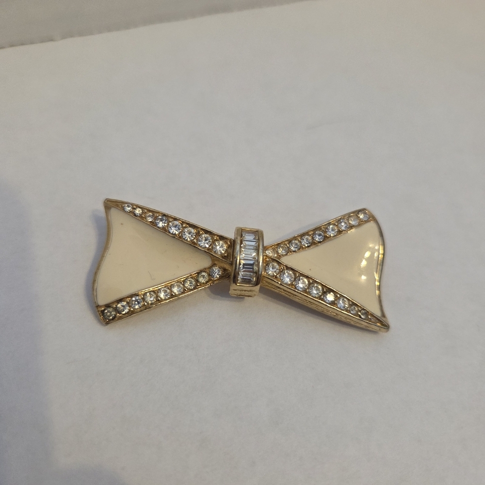 Puccini Vintage 1970's Cream Enamel and Gold Tone Bow Brooch With Rhinestones
